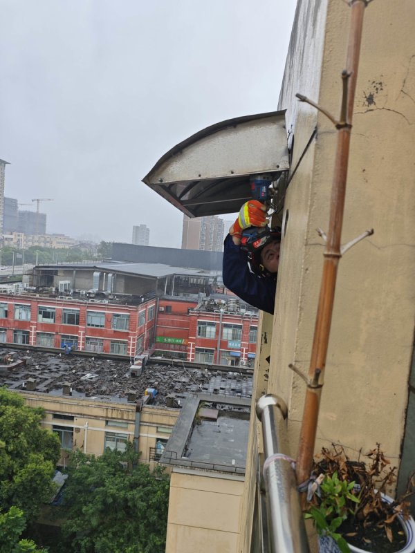 鼎冠策略 台风天中，上海消防仅用10分钟拆除居民松动雨棚